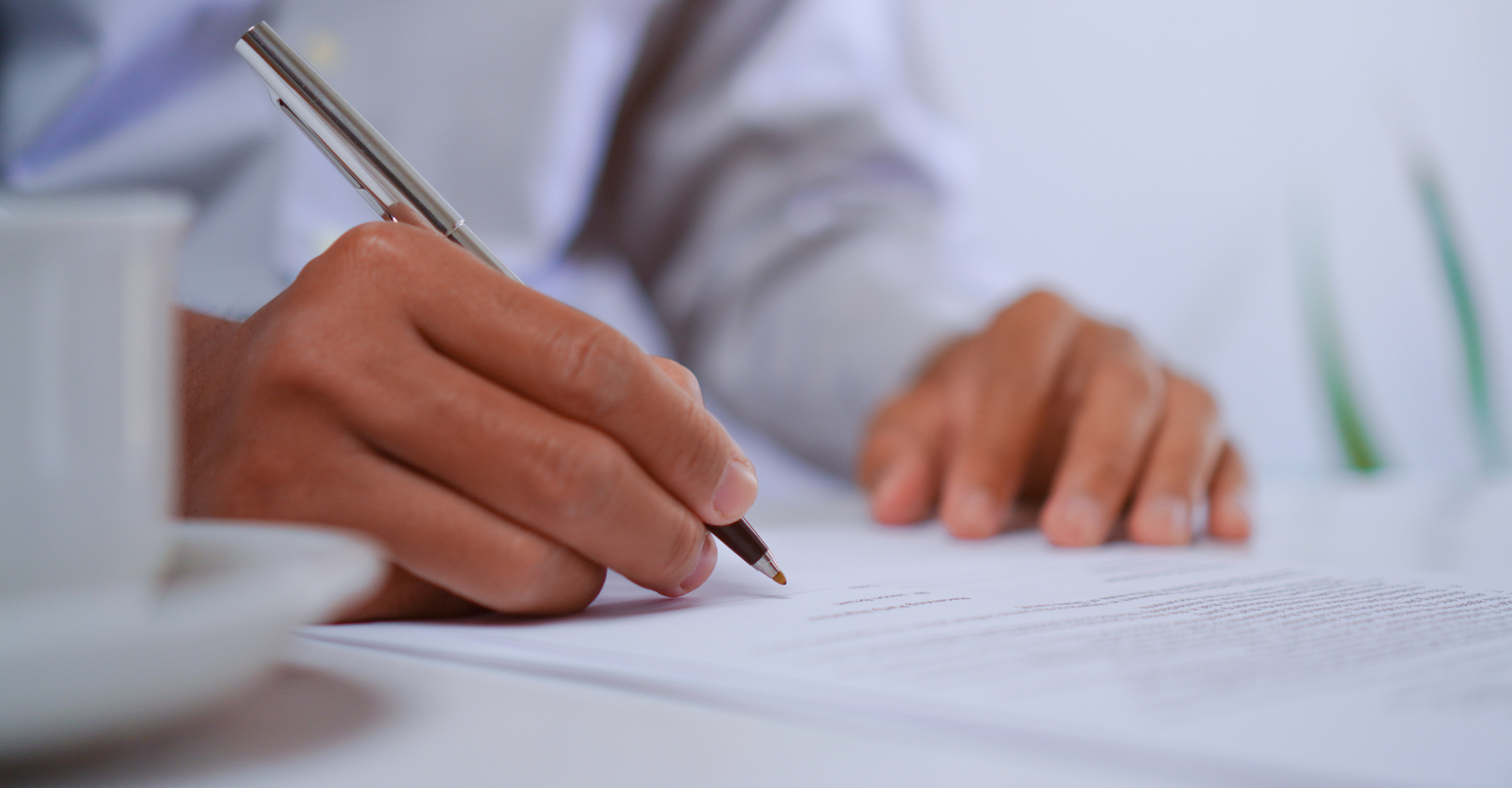 متى يحق إنهاء عقد العمل في النظام السعودي؟